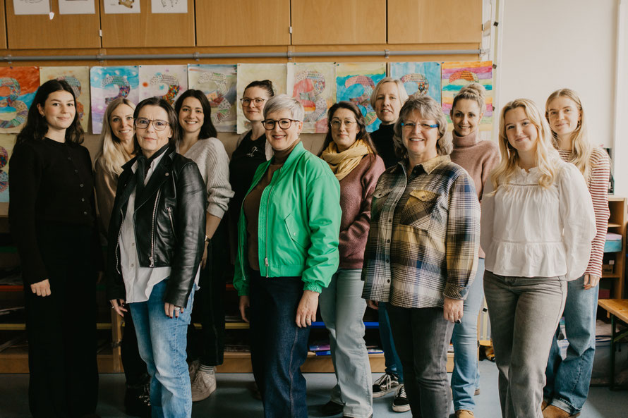von rechts nach links: Frau Huben, Frau Benninghoff (2a), Frau Prior (1a), Frau Buschmann (2b), Frau Jaworowski (3b), Frau Busack, Frau Giesen (3a), Frau Emschermann (4b), Frau Bolla (1b), Frau Lindemann (4a), Frau Busack, Frau Schönberger