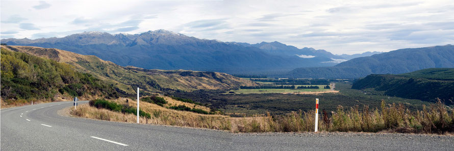 Looking down the Red Cliff Creek from a spur of the Black Mount into the Waiau valley and the Hunter Ranges beyond (Flat Mt 1768m).Looking down the Red Cliff Creek from a spur of the Black Mount into 