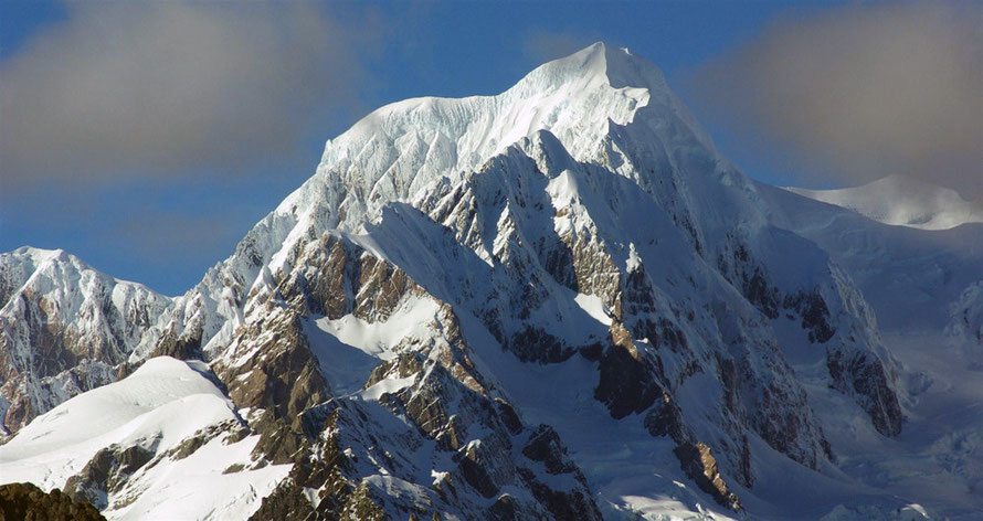 Mount Tasman (3498m) taken from ENE. The section to the right of the ridge running to the peak from the photo's foreground drops down to the Fox Glacier snowfield (neve). (Coutesy of Flying Penguin at