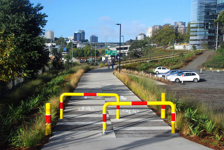 The edge of the University district is separated from the Auckland Domain of parkland by the north-south motorway network. 