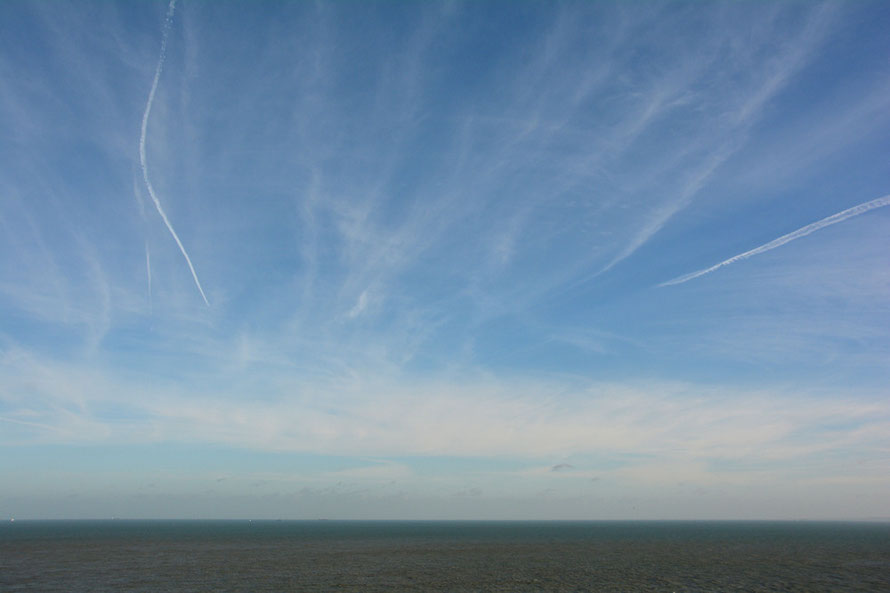 Con trails at 13.54. Shipping just visible. 