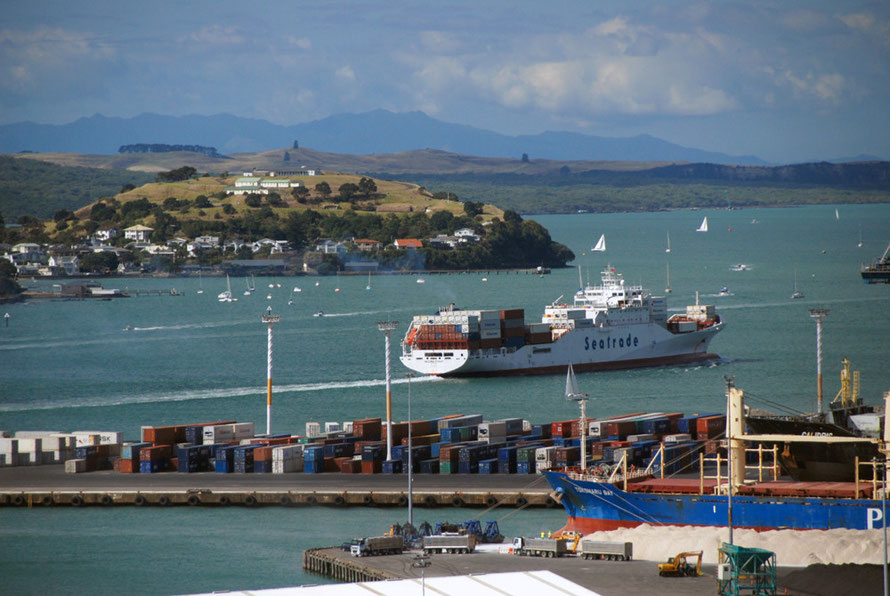 The Messina Strait heads out into the busy shipping and 'boatie' lanes beyond the North Head of Waitemata Harbour. 