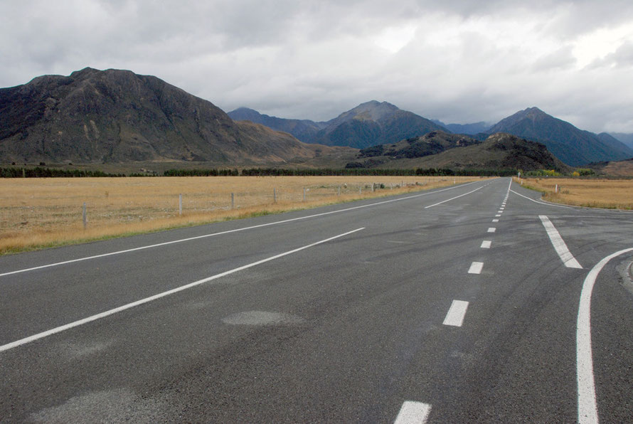 The road opened out after the strict confines of the Waimakariri valley. Traffic was sparse.