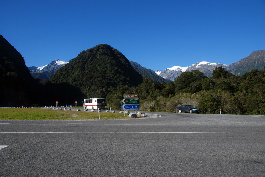 The stunning blue sky of a late summer West-Coast-of-New-Zealand-morning at the turn-off to the Franz Josef Glacier.