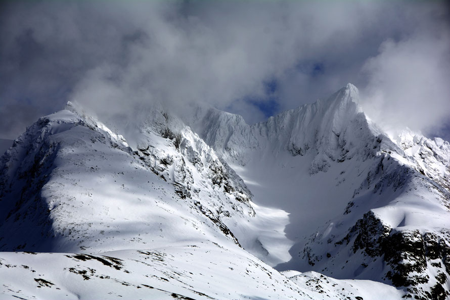 Peaks of the Isskartindane massif in the northern half of the Lyngen Alps carved out by successive glaciers over hundreds of thousands of years. And yet it looks as if it were made yesterday. 