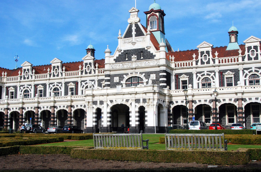 Dunedin Station: Designed by George Troup (‘Gingerbread George’) in the  Flemish renaissance style, using local basalt and Oamaru stone facings, pink granite and terracotta shingles imported from Mars