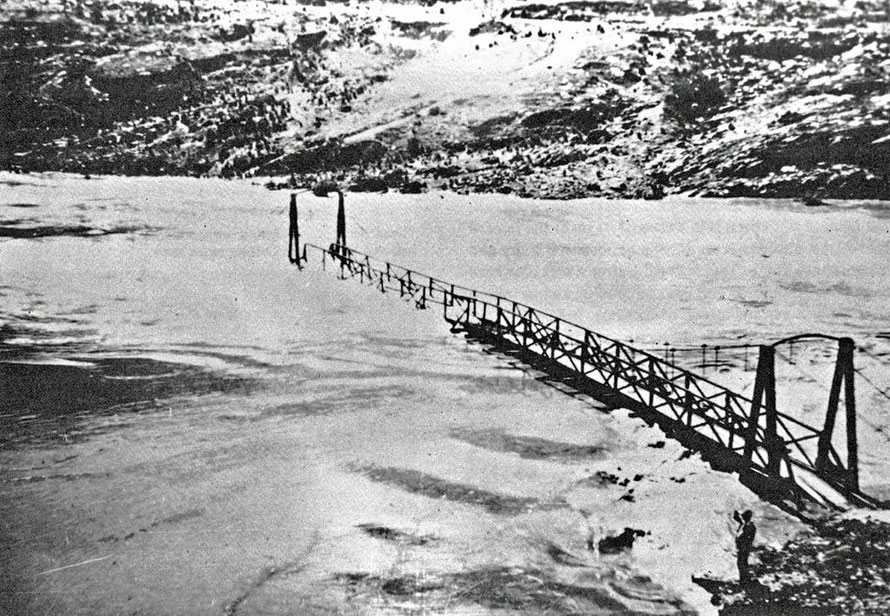 Deadman's  Point Footbridge (see figure bottom right for scale) at the Cromwell Gap during the great flood 0f 1863 that killed over 100 people (Lowburn by Clutha blog - click photo for link)