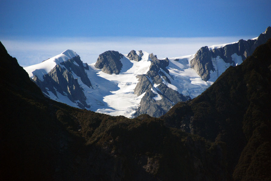 Mts Roon (2233m) and Anderegg (2362m) on the nortthern divide of the Fox Glacier  snowfield (neve). Note the huge accumulations of snow on the arrete on the left.