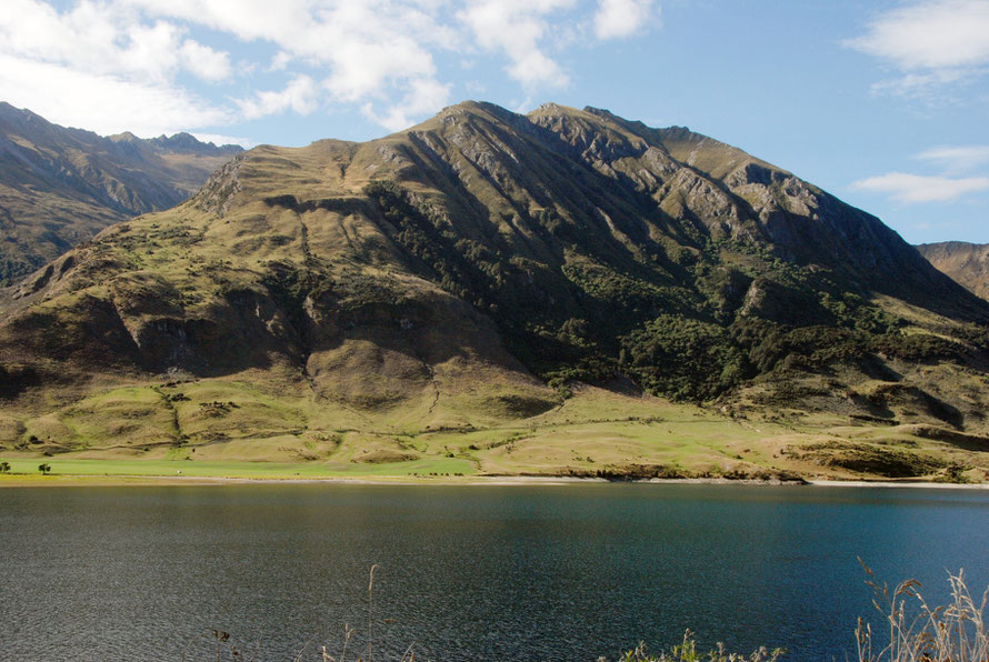 Lake Hawea near the isthmus with Lake Wanaka and the layered formation of Sentinel Peak (1811m). 