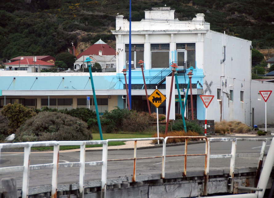 Marine Parade building, Bluff and angled lamp posts at the Stewart Island Ferry entrance. 