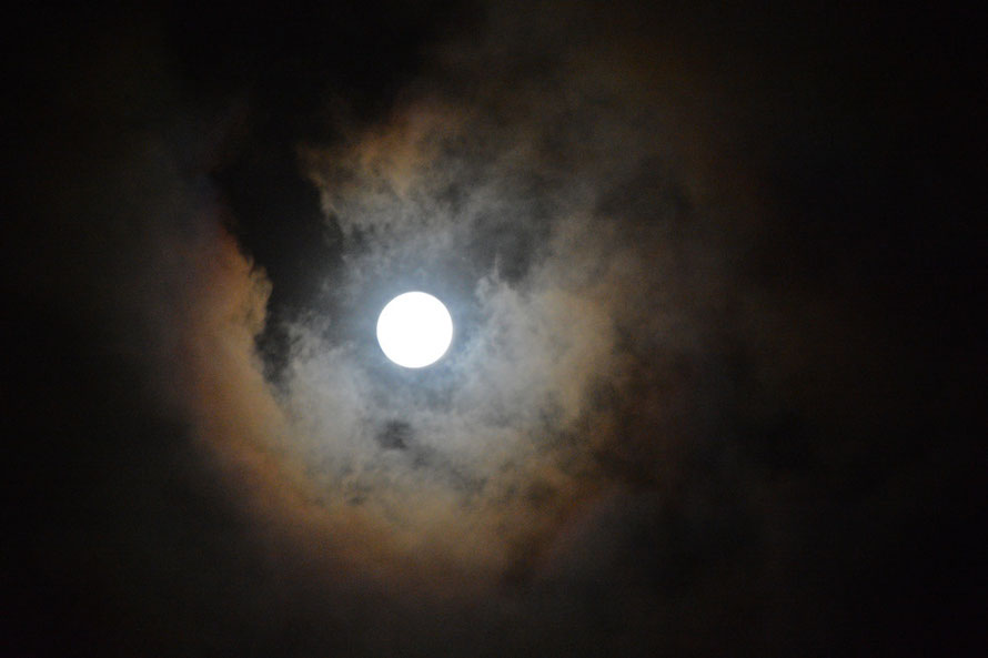 Full moon with these colours in the passing clouds. f5.6 1/80 ISO 4000