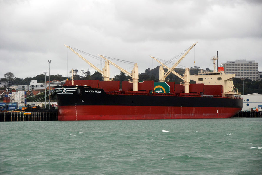 Hanjin Iwagi unloading coal at Auckland Harbour.