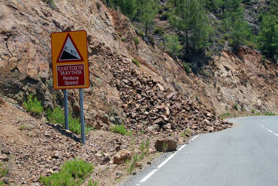 Recent rockfall on the Pyrgos road