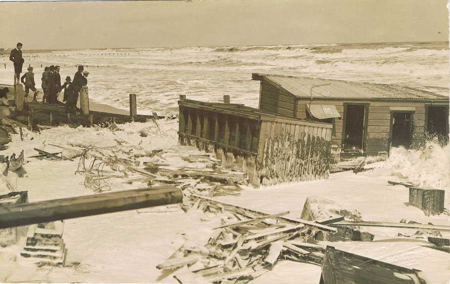 The 1914 sea floods at Hokitika (click for link at postcard.org.nz)