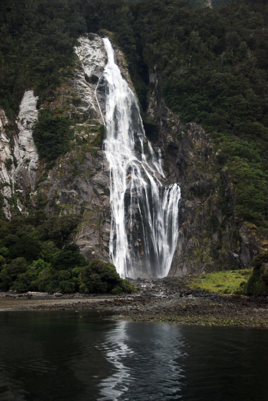 The Bowen Falls empties the spectacualr handing valley of the Bowen River. Note tree fall scar to left and the paucity of rock sediment and debris at the bottom of the falls.