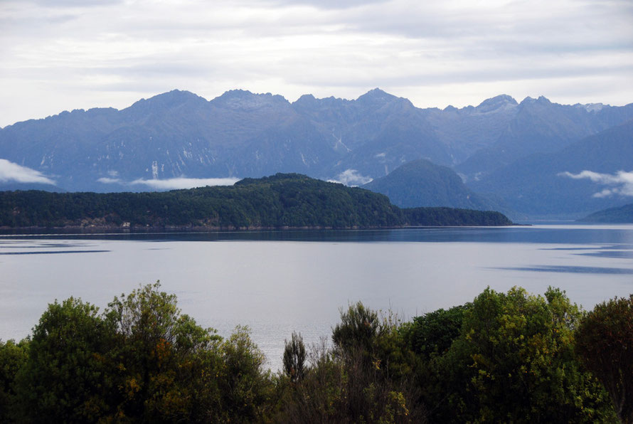 Lake Manapouri and the Cathedral Peaks (1699m) and the lower lying Beehive (centre-right, 582m).