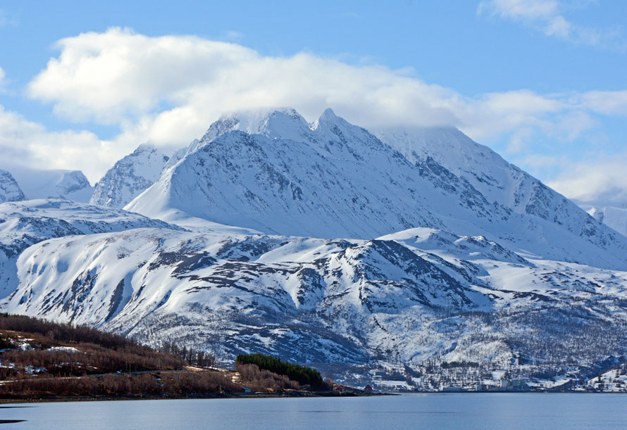 Looking south from Svensby to the southern section of the Lyngen Alps behind Jøvik. The hills immediately behind Jøvik seem much more rounded and ground down than the spectacular peaks. The angle of thrust and hardness of the gabbro nappe may expain this.