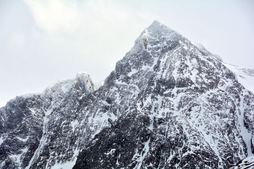 The near vertical face of Little Fornestinden (1050m) that towers above Jorvik. It is hard to imagine the colossal forces that over many milennia simply sheered away the northern end of this mountain. 