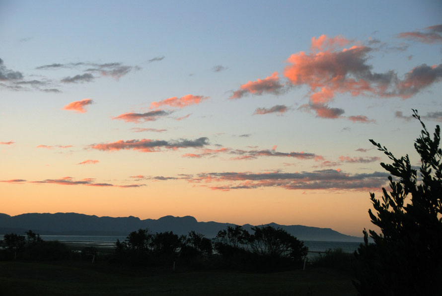 And more Pohara sunset with the distinctive 'bow' shape of Mt Burnett above Collingwood clearly visible. 