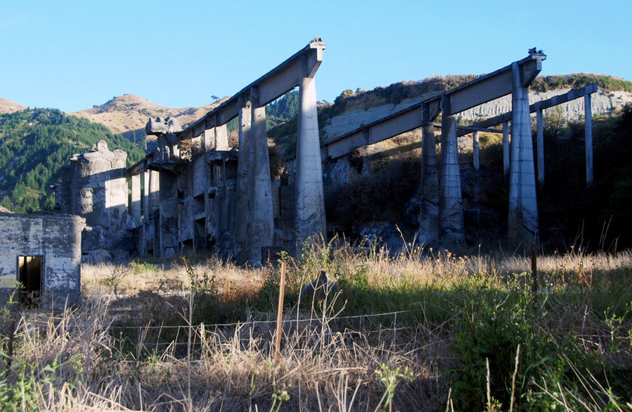 Site of the Golden Bay Cement Company that exploited a 30 metre thick belt of tertiary arenaceous limestone extending over about 24 square km at Tarakohe (Click for details).