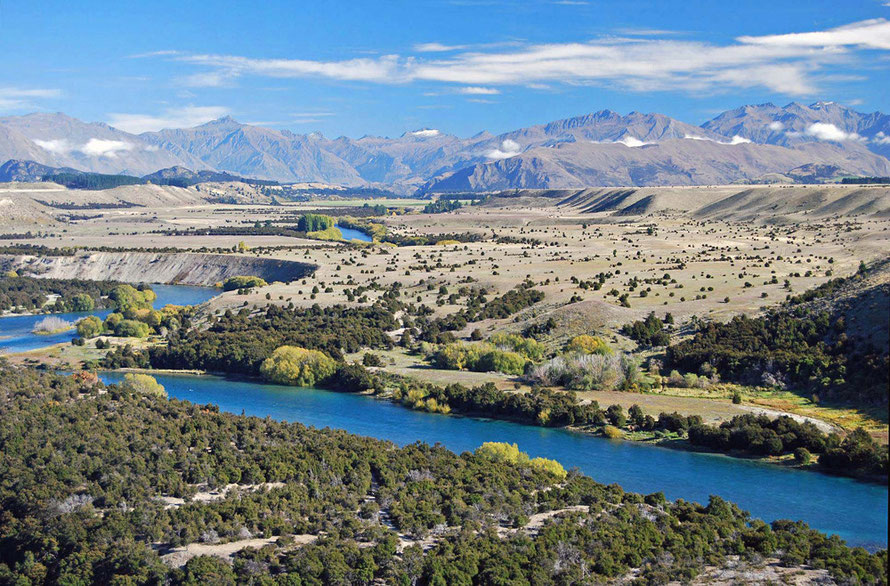 Upper Clutha Valley with ice age terraces (Photo by Lewis Verduyn WikiComms) See aerial view in photo below.