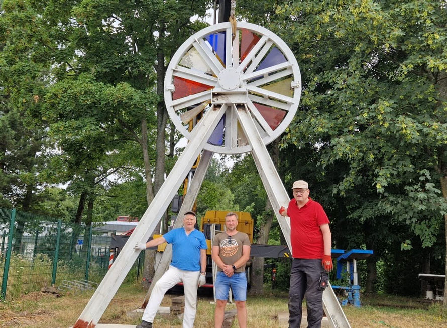 Geschafft! Die Aktiven des Bergbau- und Geschichtsvereins freuen sich über die gelungene Wiederaufstellung.