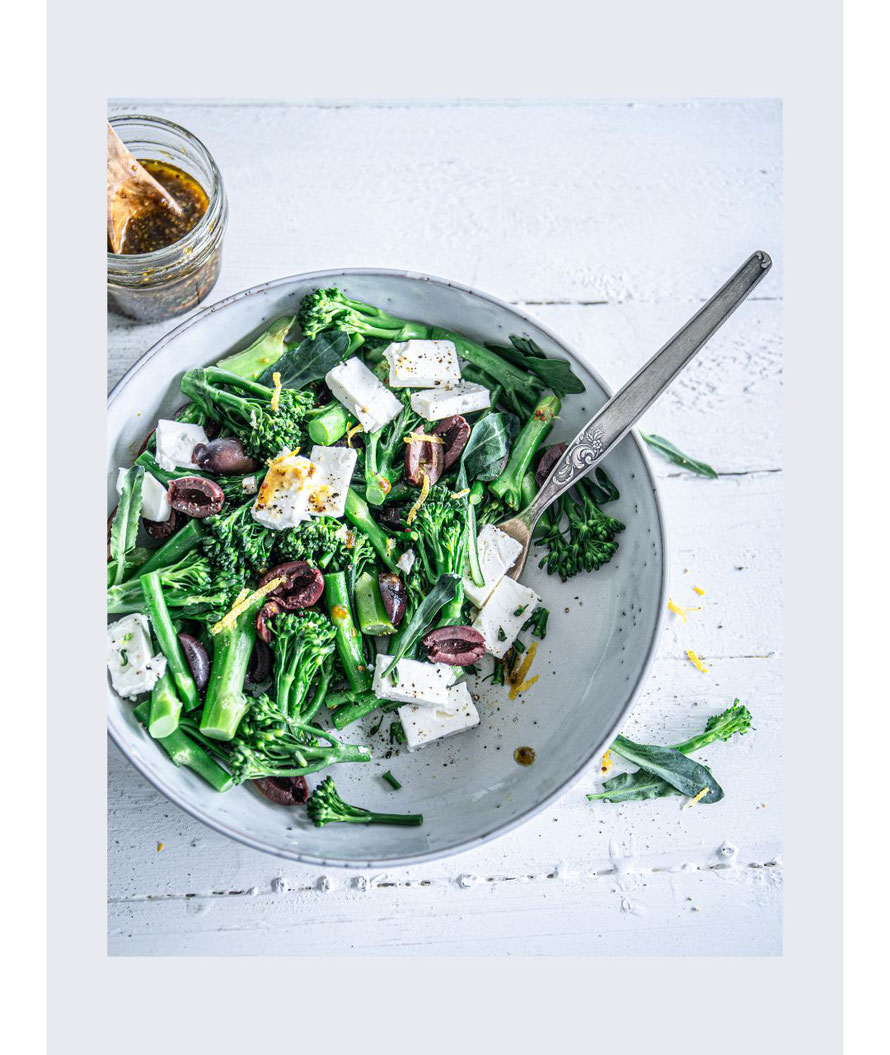 Bimi-Salat mit Feta, Kalamata-Oliven und Zitronenschale