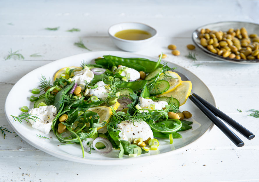 Ideal für den Osterbrunch - Knackig, frischer Frühlingssalat mit Rucola, Zuckererbsen und Burrata