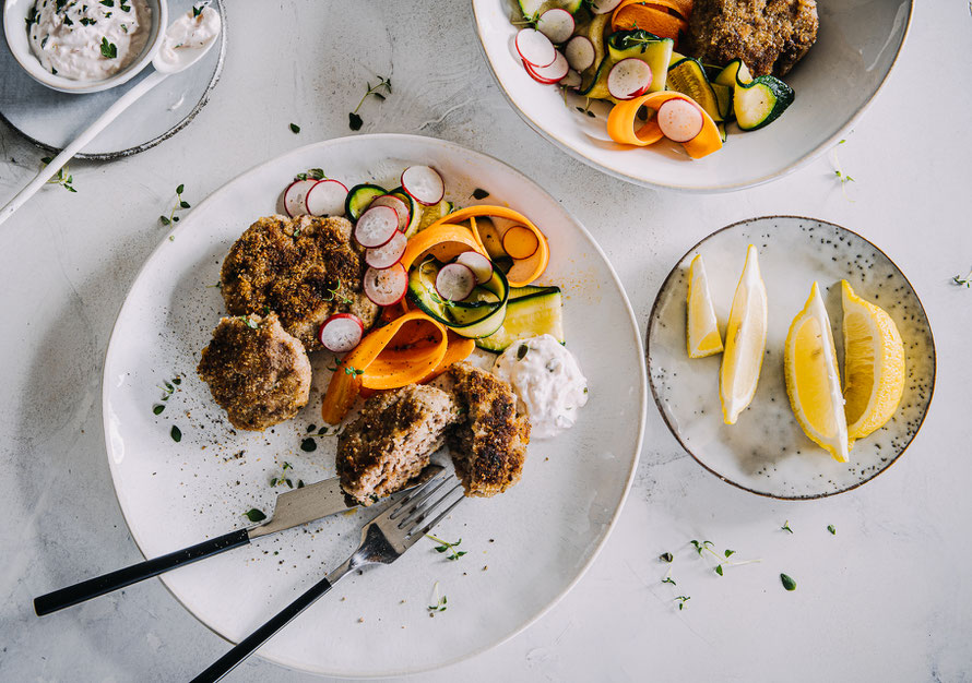 Frikadellen mit buntem Gemüse und Radieschen-Dip