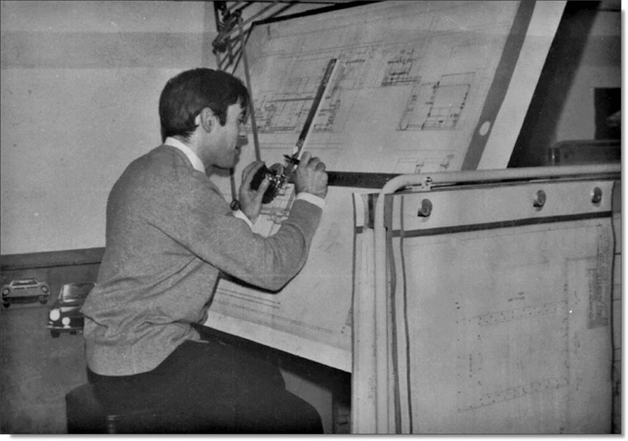  Pierre Gauthié au bureau d’études chez Kodak-Pathé en 1967. Clic sur la photo pour l'agrandir.