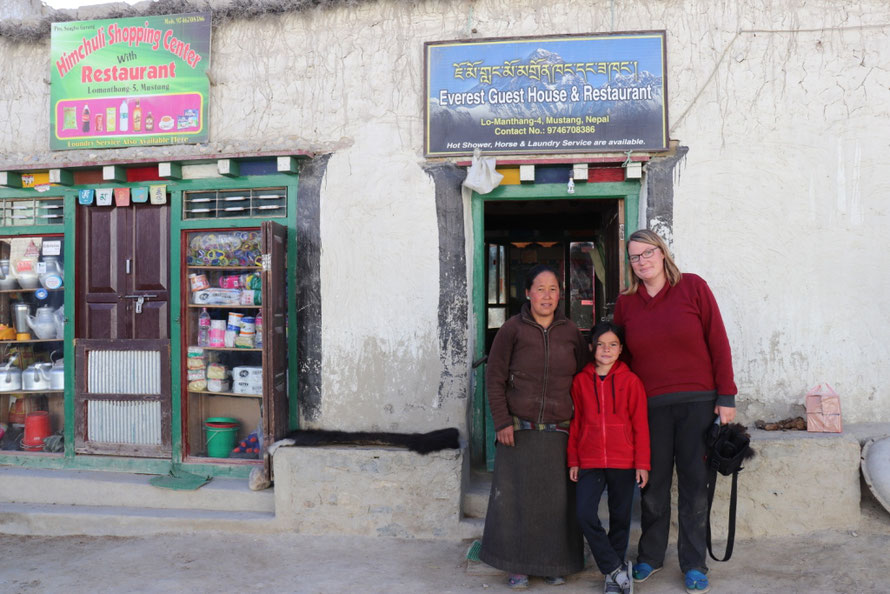 Drei Personen vor Hotel Lo Manthang 