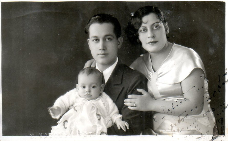 MARCOS LEOPOLDOS Y MARIAN ANTONIA "TOÑITA O MARIA ANTONIETA" AQUI APARECE EN ESTRA FOTO SU PRIMER HIJITA DE LA QUE ESTABAN ENAMORADOS Y QUE AL MORIR ANTES DE LOS 4 AÑOS FUE TAL LA TRAGEDIA DE ELLOS QUE YA NO PUDIERON NUNCA REPONERSE DEL INMENSO DOLOR...