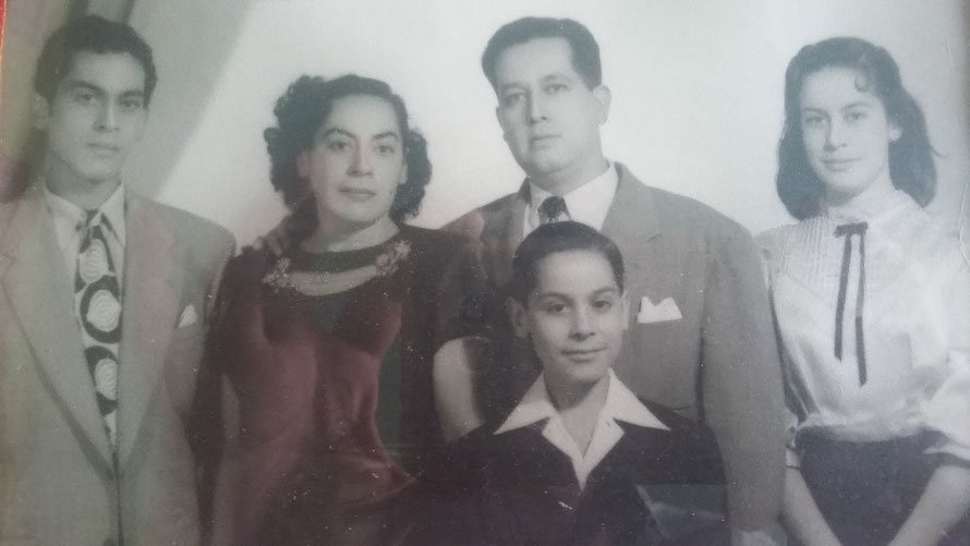 FOTO FAMILIAR: DE IZQUIERDA A DERECHA MI ERMANO LEOPOLDO, MI MAMA TOÑITA, MI PAPA POLIN, MI HERMANA MIMI Y YO...