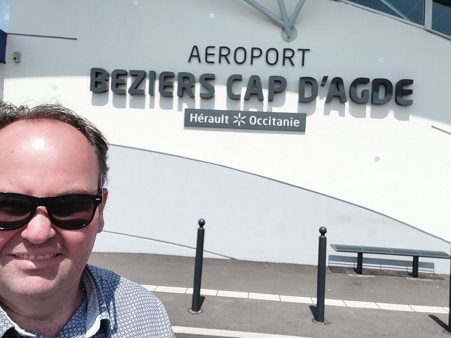 premier plan Roger transport VTC devant aéroport de Béziers Cap d'Agde lors d'une réservation pour aller au village naturiste du cap d'Agde