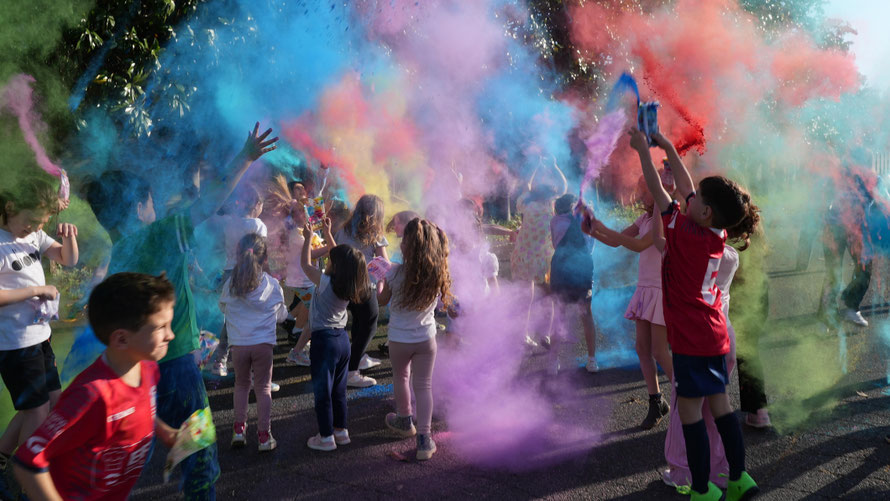 lancio polveri holi color festa bambini Roma