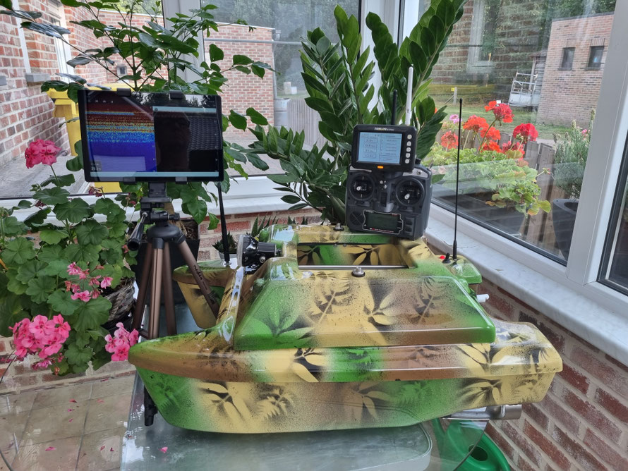 Huur Voerboot Voerboten Baitbaots Baitbaot Pulse Bleu Pulse Red pulse Black XR310 Toslon XR500 autopilot Carppilot pro onderwatercamera Toslon TF520 visvinder Fishfinders visvinders ToslonTF740 karpervisser Raymarine pro5 3DCarps karper huren voerboot