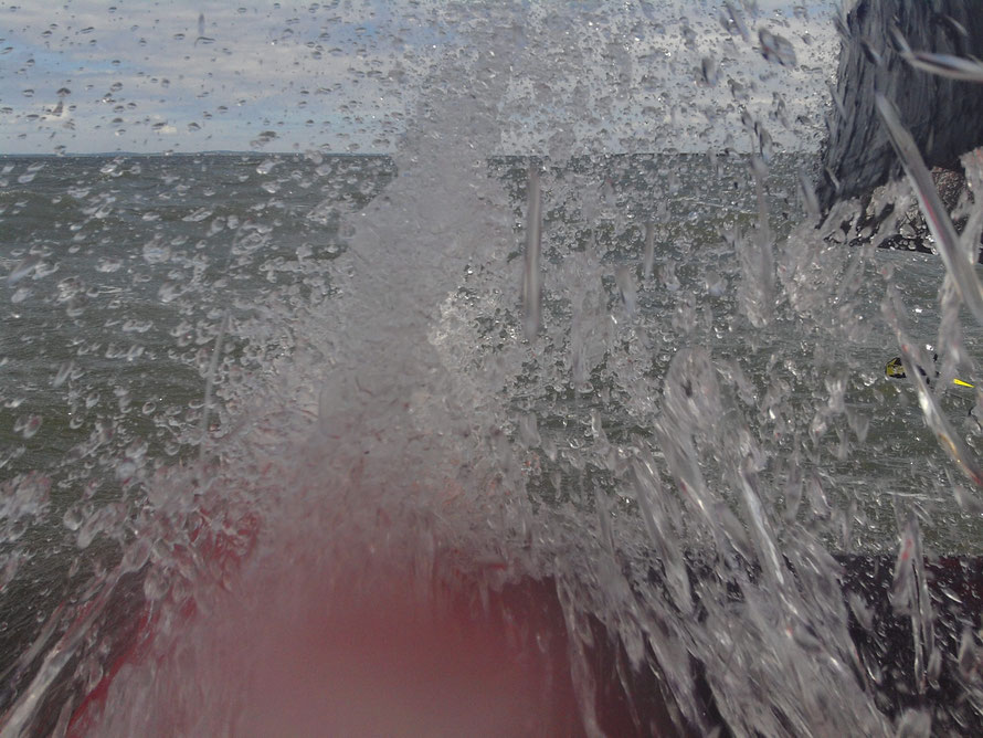 Die Wellen schlagen über den Rumpf auf das Trampolin
