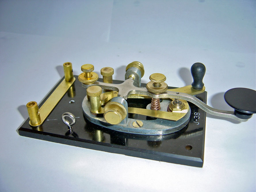 J-38 Key Signal Corps. Made by American Radio Hardware Co Inc. New York.