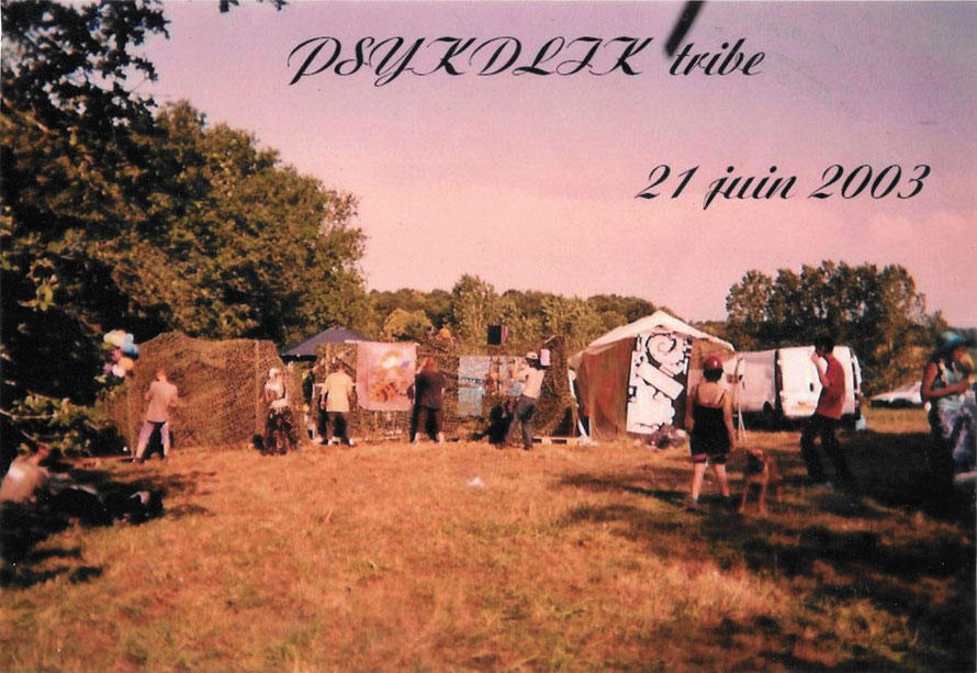 Photo du Sound System Tekno Breton PSY.KD.LIK Tribe lors de la fête de la musique 2003 à Quistinic. Free Party, Rave Culture, Archives Teufs En Bretagne de Jean-Charles TROUDET(AKA Dj KD)