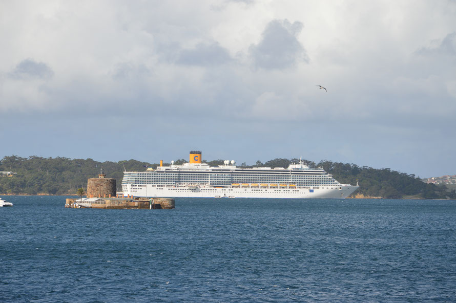 This cruis ship wait of the anchorage inside the Rocks...