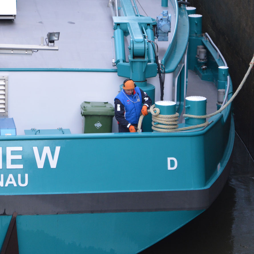 Das Schiff wird vorne und hinten rechts gesichert.