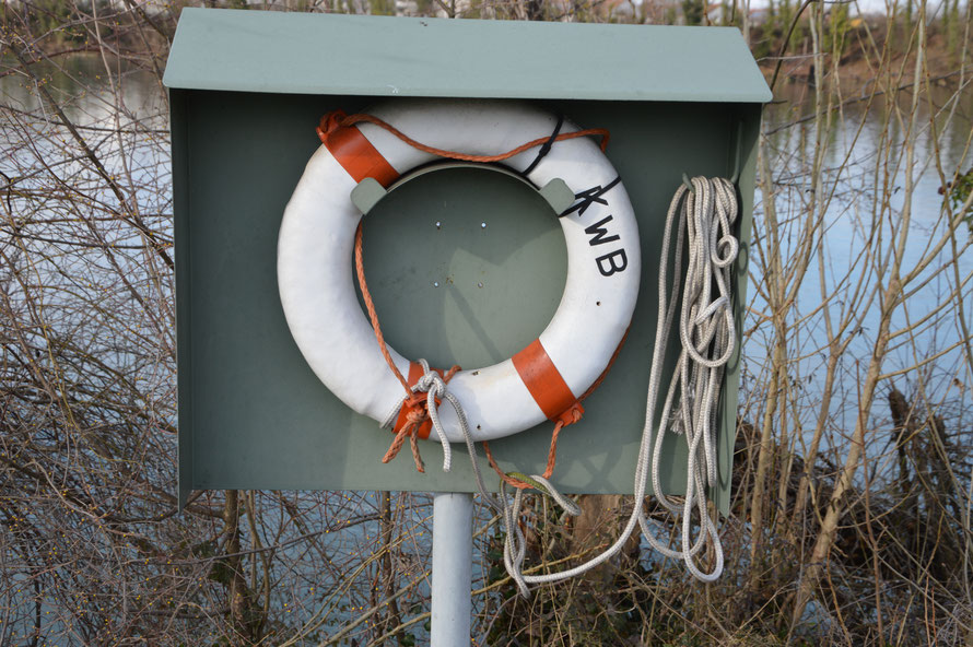 Rettungsring auf der Kraftwerksinsel.