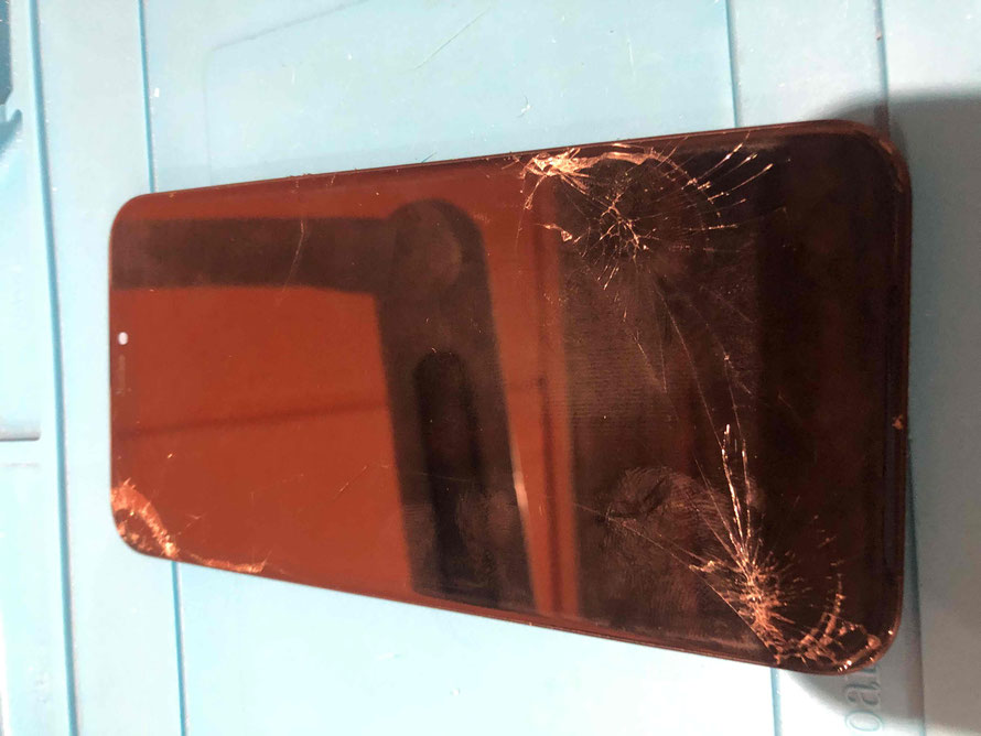 広島のiPhone修理店・ミスターアイフィクスでは、iPhoneXRのパネル割れ交換をどこよりもお安く提供させていただいています。