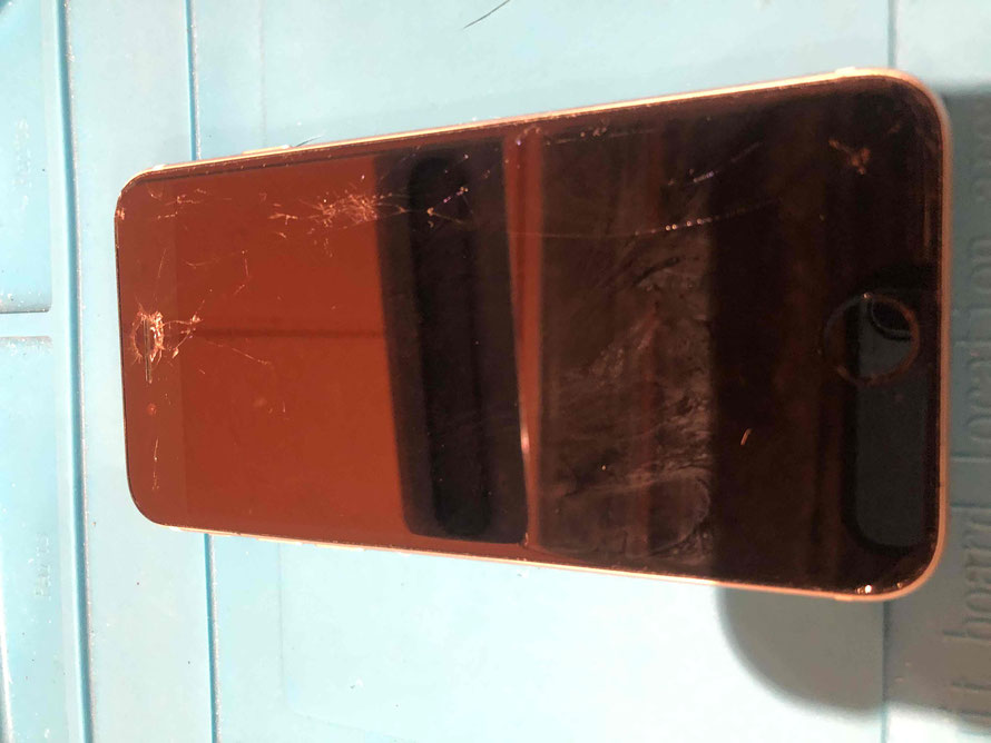 広島のiPhone修理店・ミスターアイフィクスでは、iPhoneSE2のパネル割れ交換をどこよりもお安く提供させていただいています。