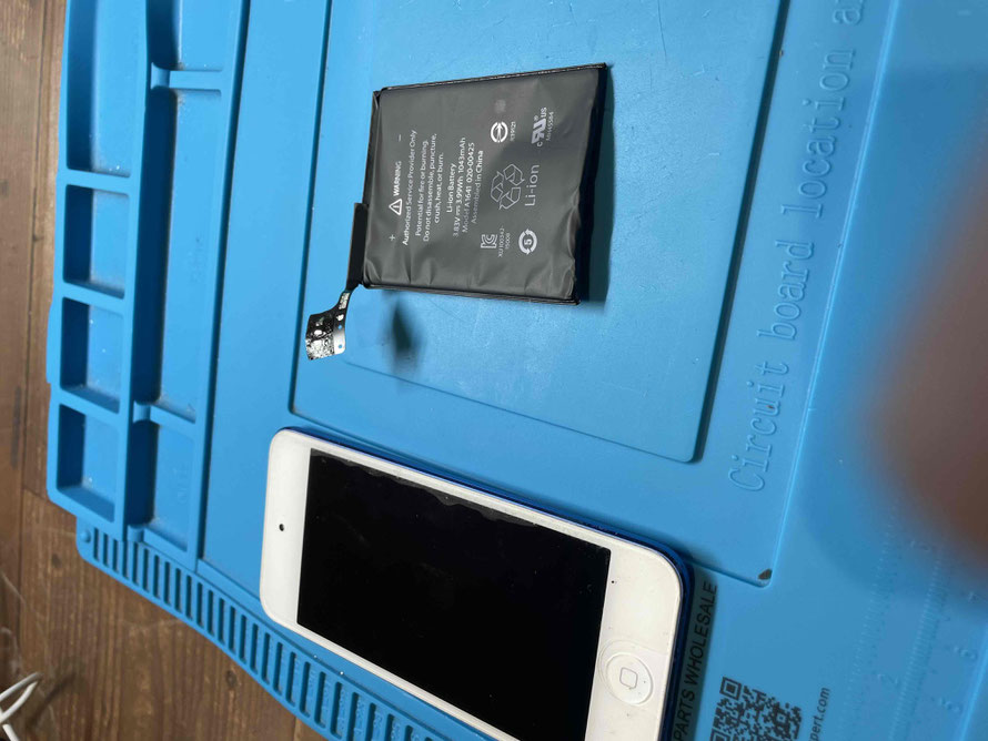 広島のiPhone修理店・ミスターアイフィクスでは、iPodTouchのバッテリー交換をどこよりもお安く提供させていただいています。