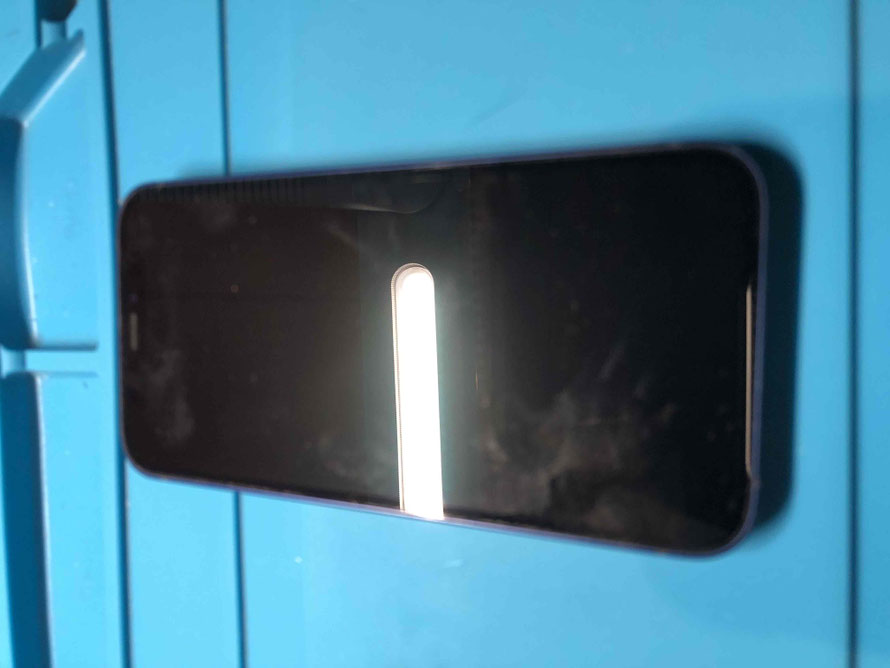 広島のiPhone修理店・ミスターアイフィクスでは、iPhone12miniのパネル割れ修理をどこよりもお安く提供させていただいています。