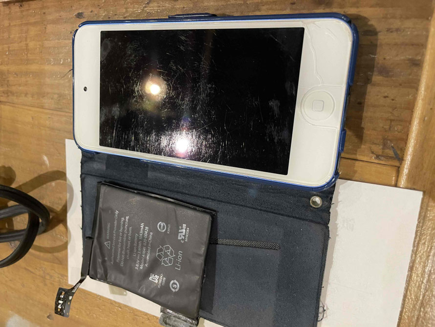 広島のiPhone修理店・ミスターアイフィクスでは、iPodTouchのバッテリー交換をどこよりもお安く提供させていただいています。