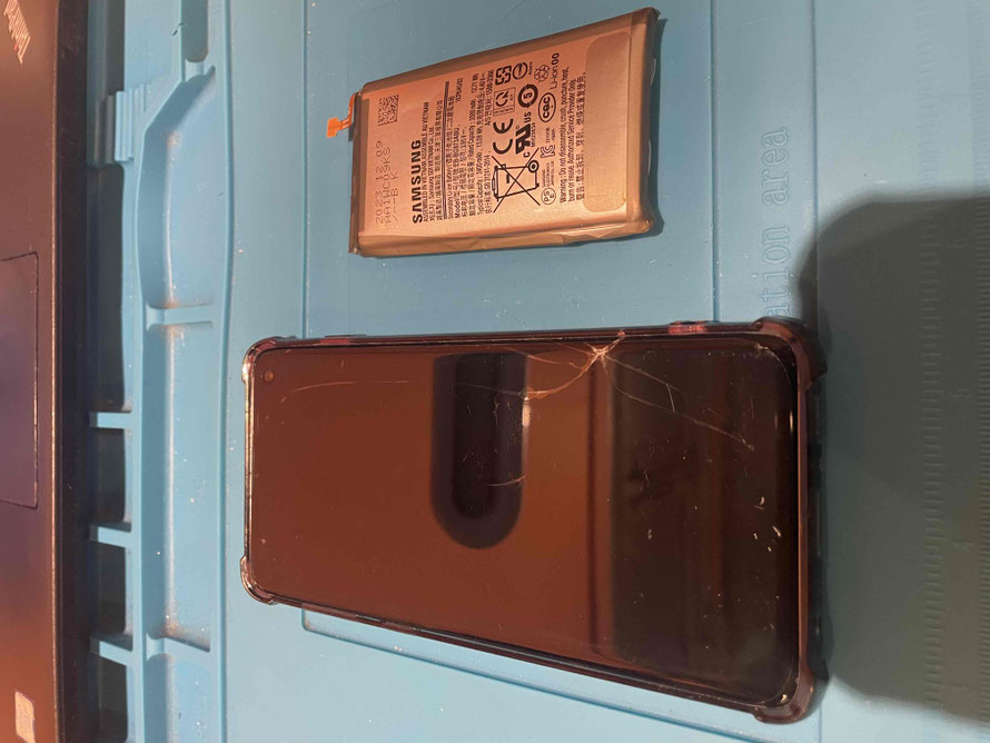 広島のiPhone修理店・ミスターアイフィクスでは、Androidのバッテリー交換をどこよりもお安く提供させていただいています。