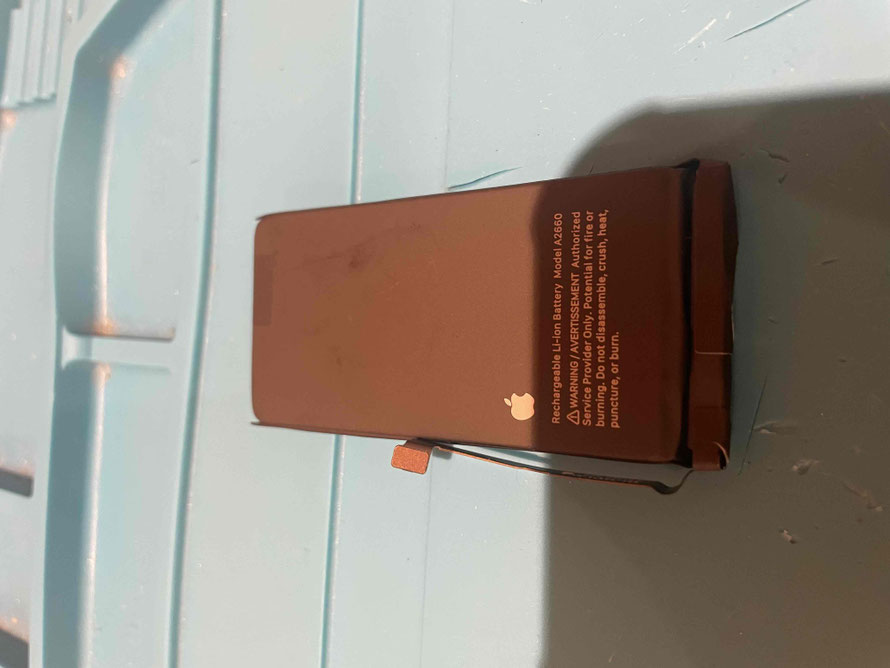 広島のiPhone修理店・ミスターアイフィクスでは、iPhone13miniのバッテリー交換をどこよりもお安く提供させていただいています。