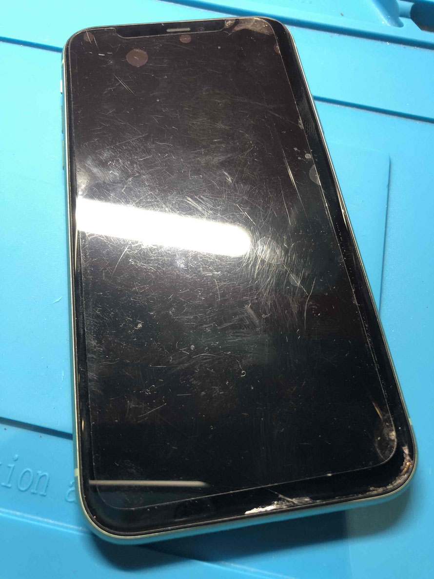 広島のiPhone修理店・ミスターアイフィクスでは、iPhone11のパネル割れ修理をどこよりもお安く提供させていただいています。